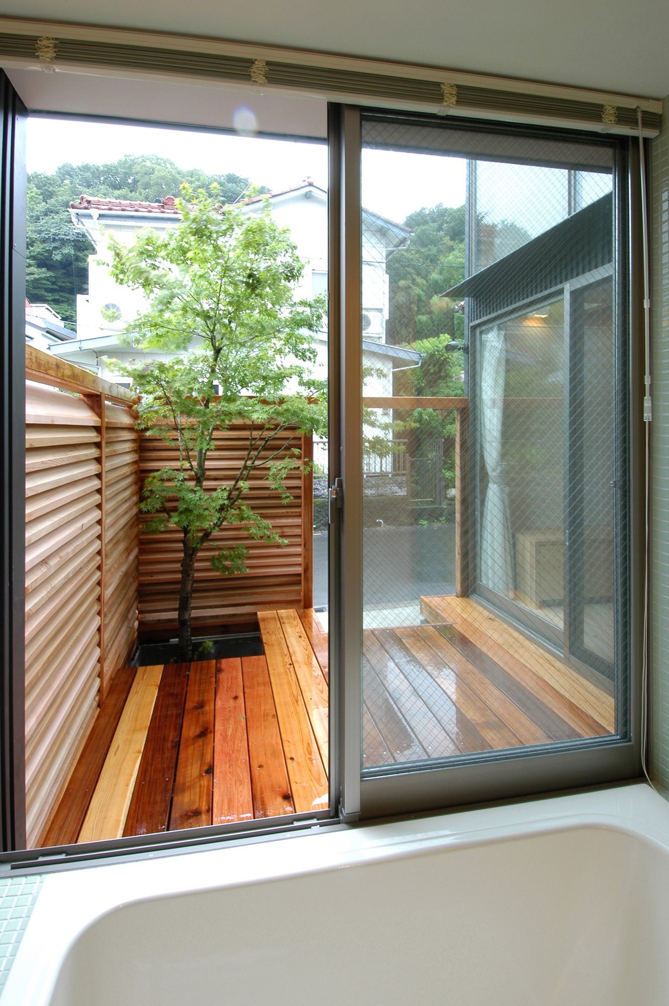 浴室からテラスを見る