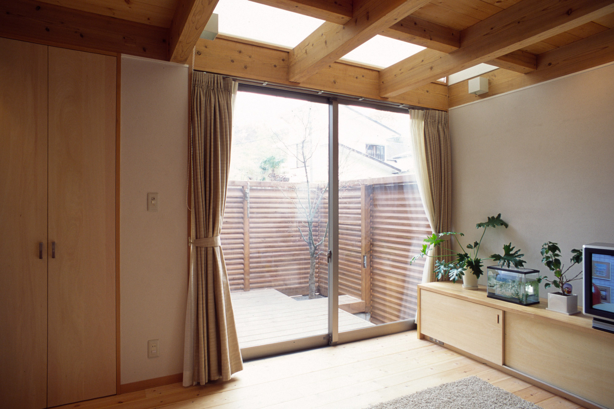 リビングからテラスを見る