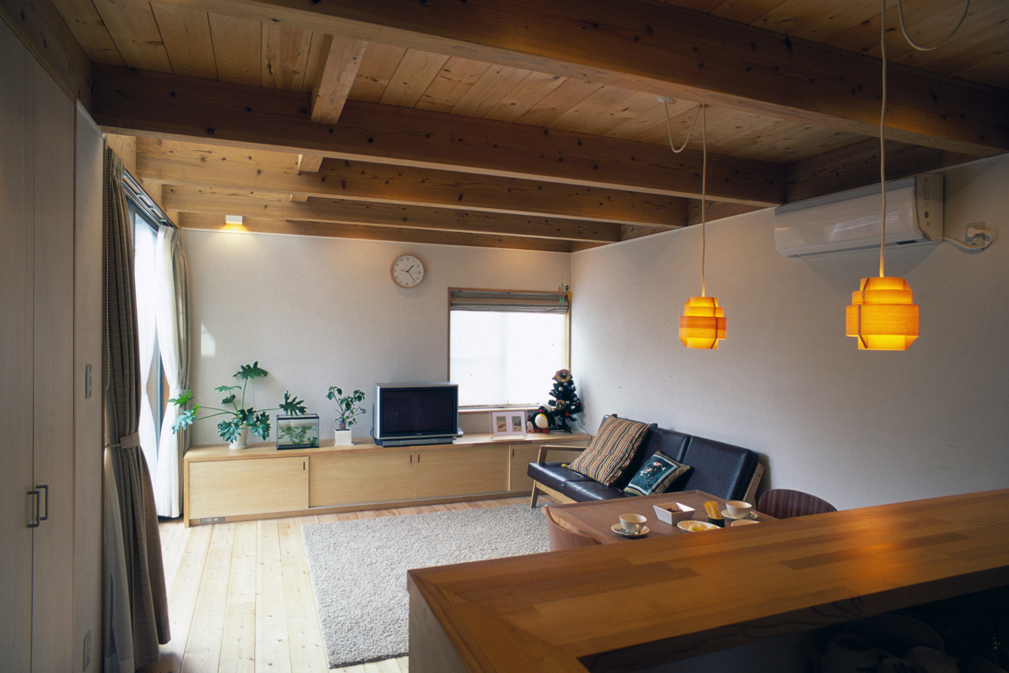 キッチンからリビングを見る