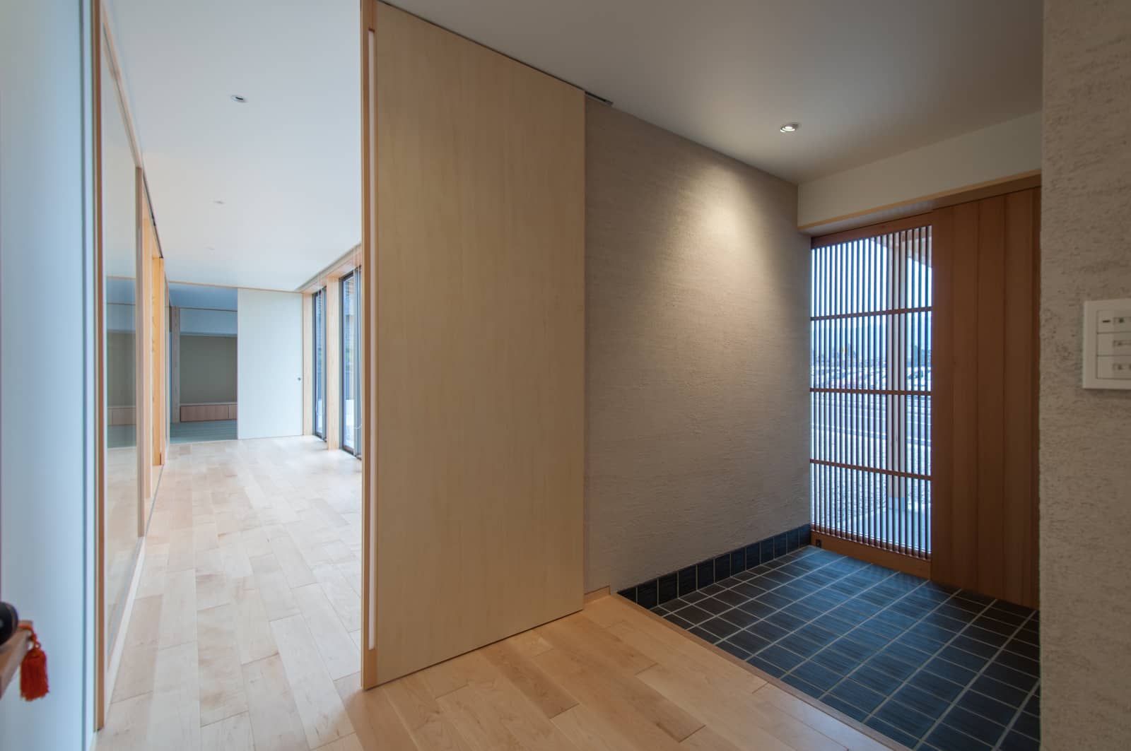 玄関から広縁を見る