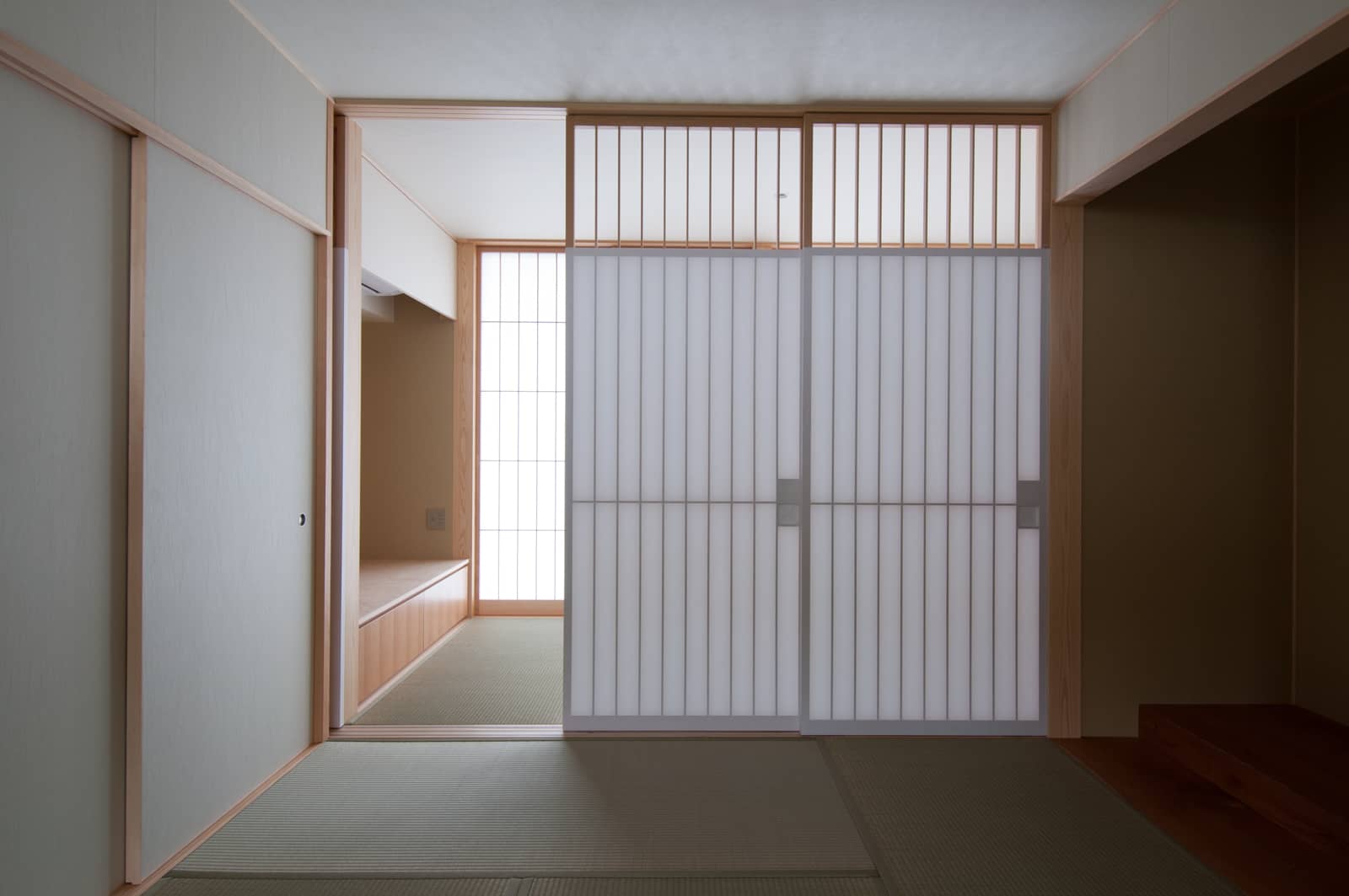 和室からたたみ廊下を見る