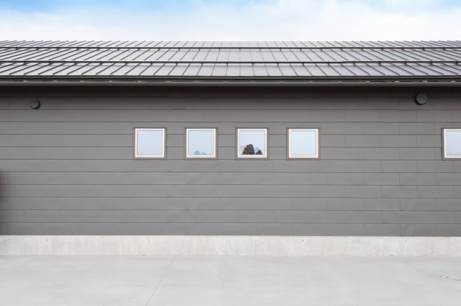 建物背面(北側)外観のガルバリウム鋼板