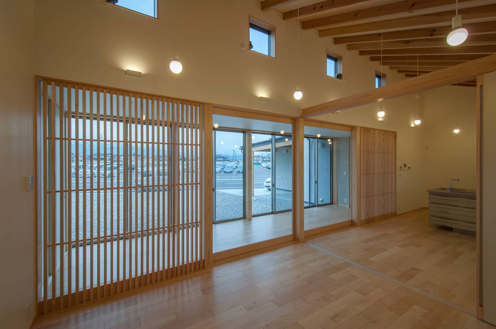 リビングから広縁を見る