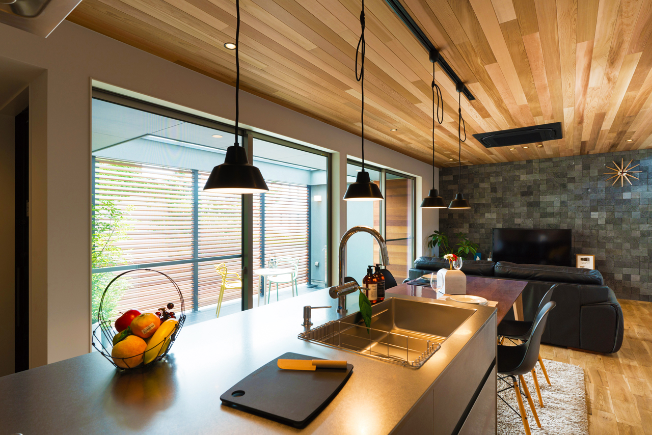 溶岩石でできた「ラバ・ストーン・タイル」がアクセントとなったLDK