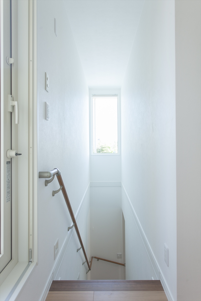 南側に大きな窓のある階段室