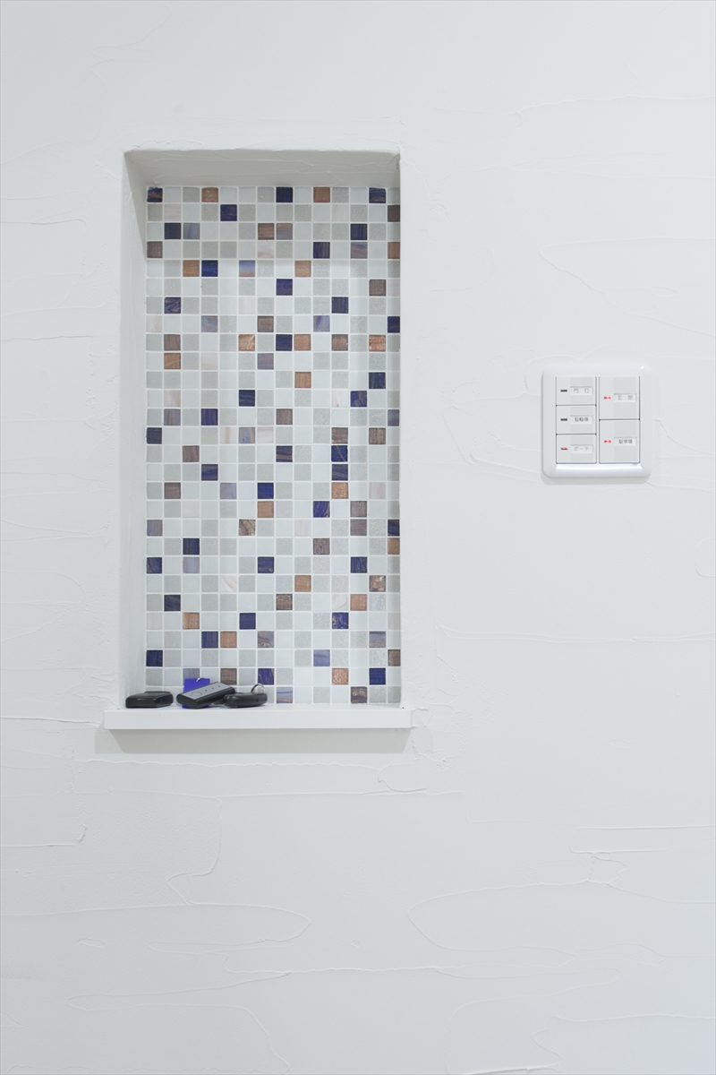 お気に入りのモザイクタイルで飾り棚