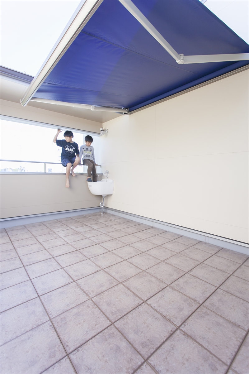 開放感抜群なバルコニー。ブルーのオーニングも印象的。