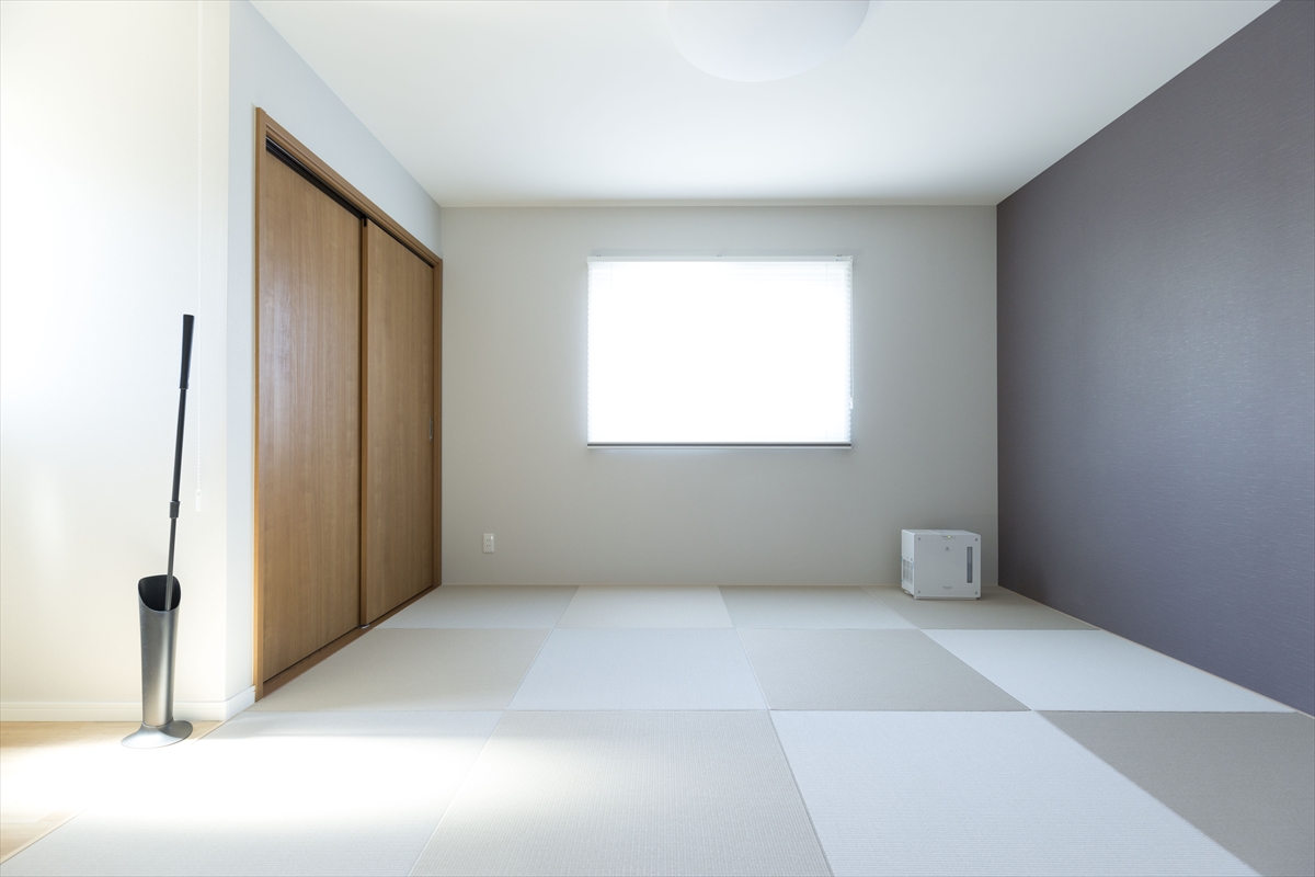 あずき色のアクセント壁が印象的な和室 Fevecasa フェブカーサ