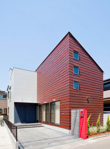 鮮やかな赤と赤茶色が織りなす素敵な家