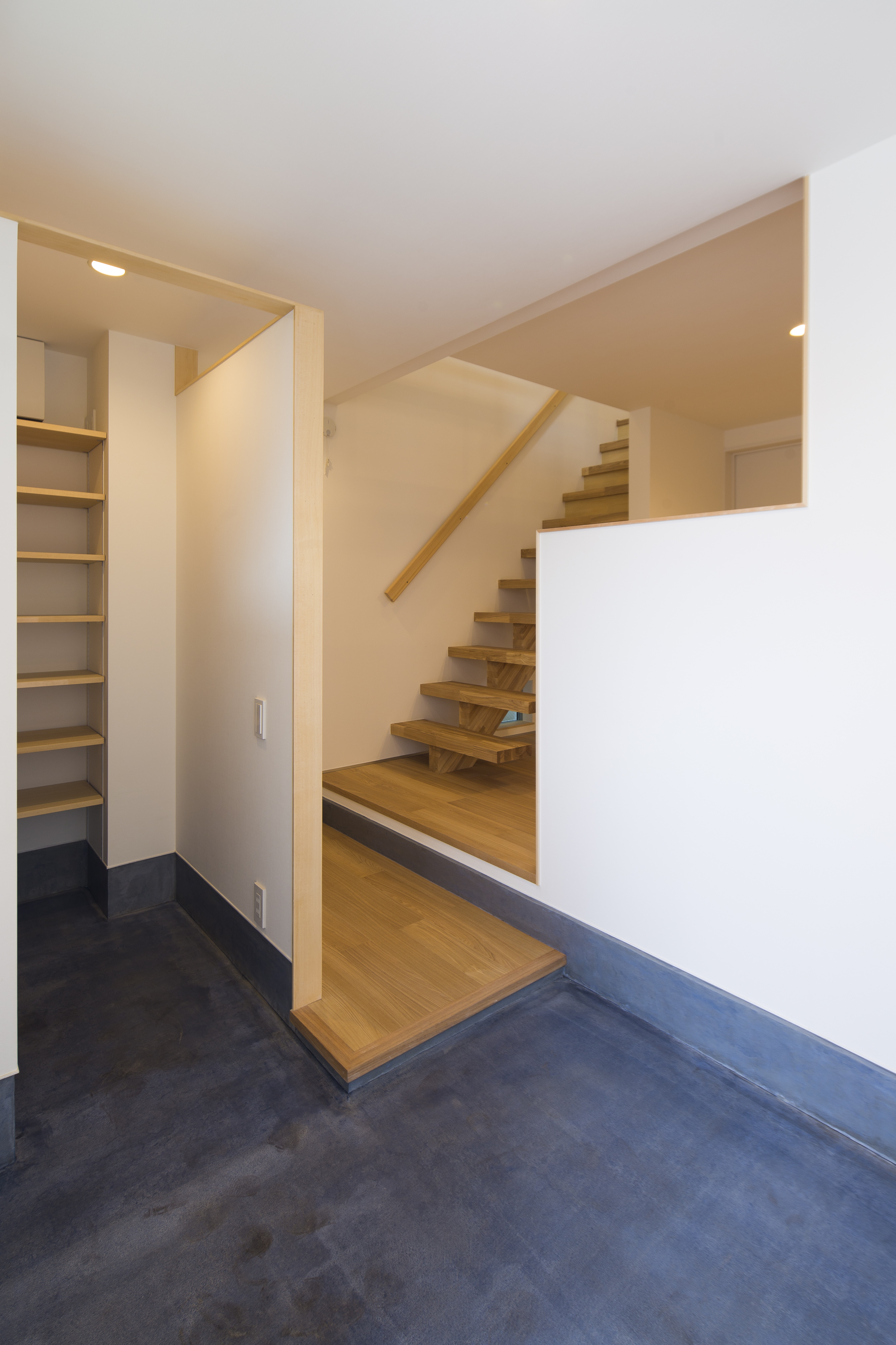 土間エントランスとシューズインクローゼット