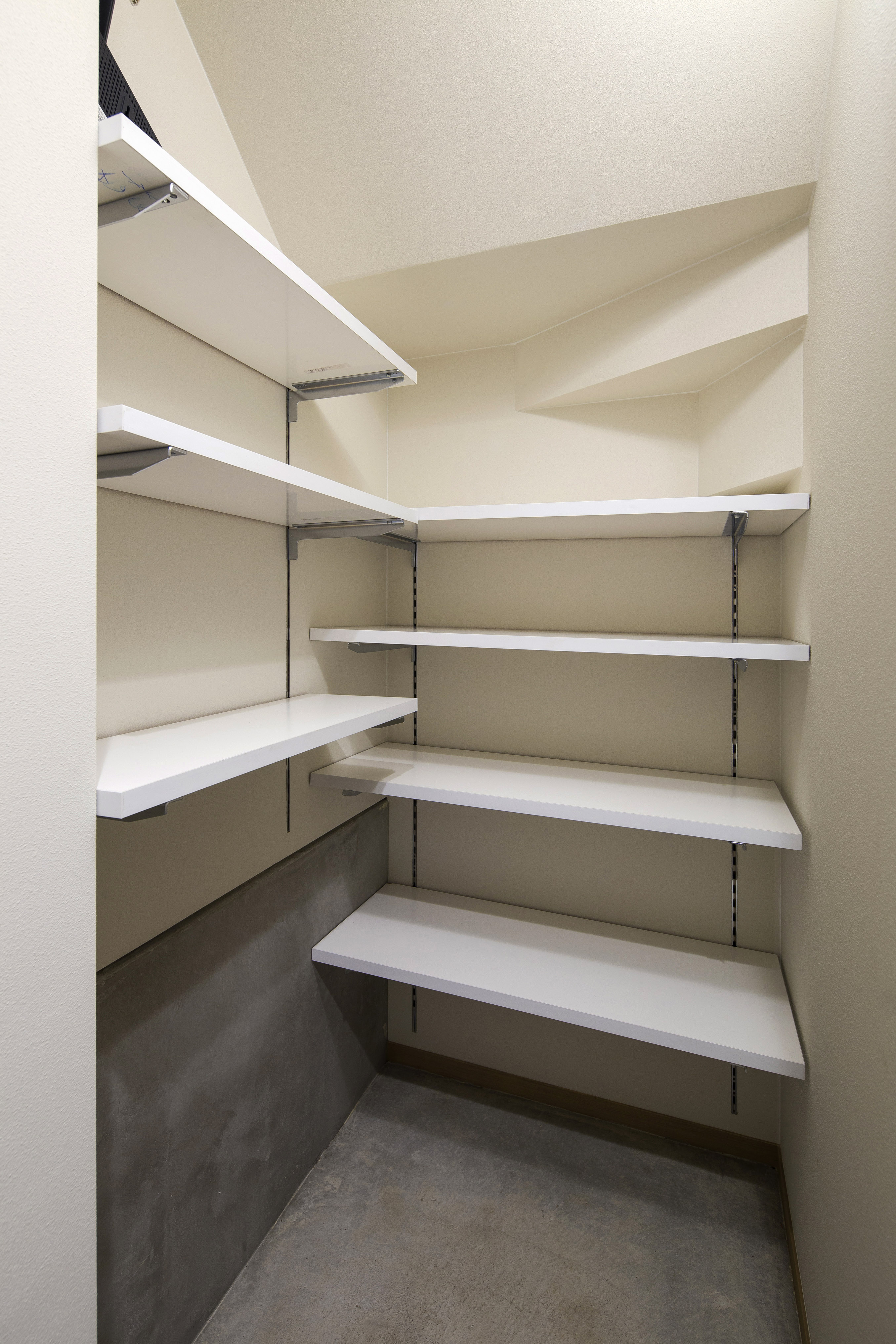 階段下を利用したシューズインクローゼット