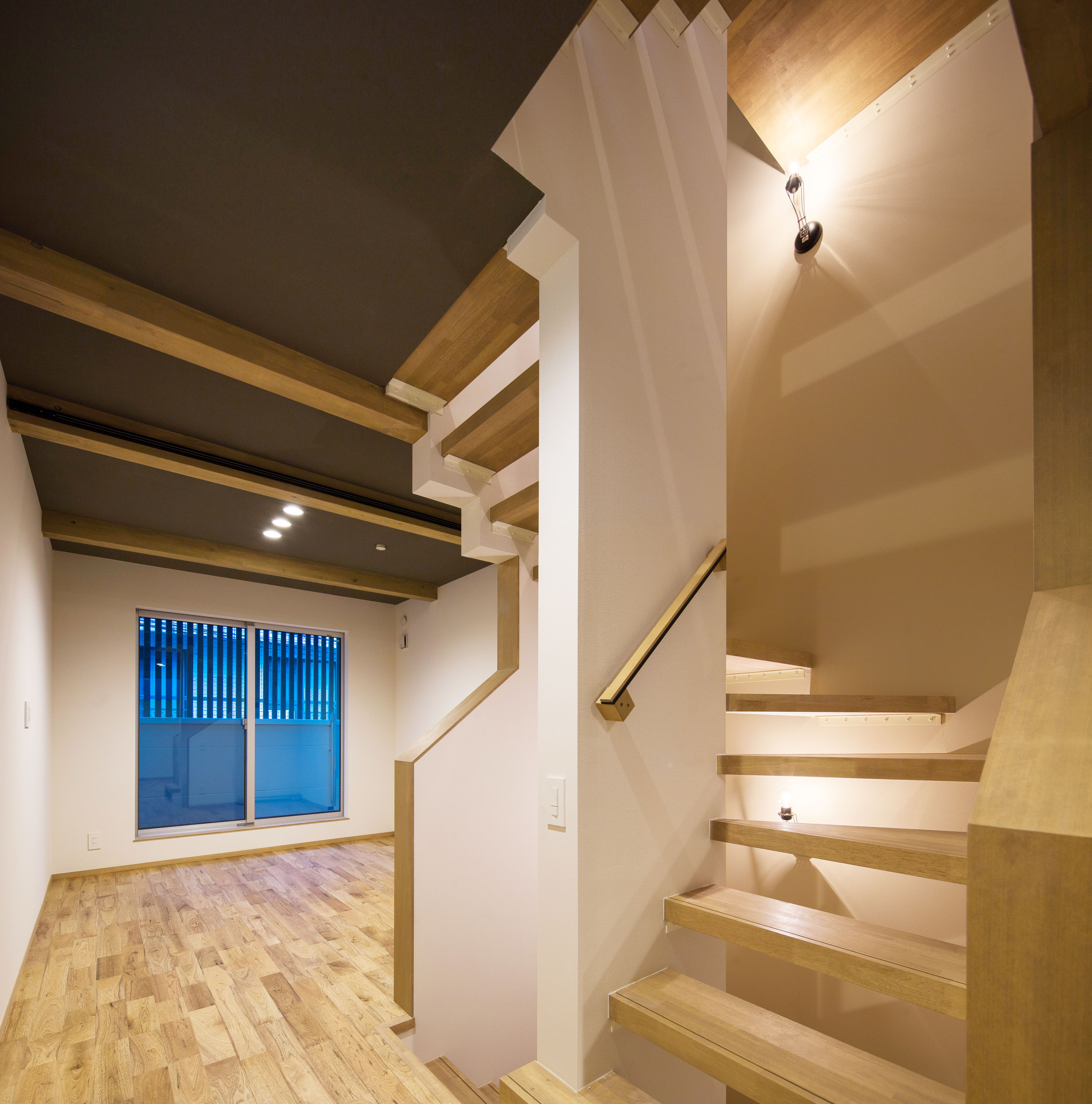 閉塞感を与えない階段