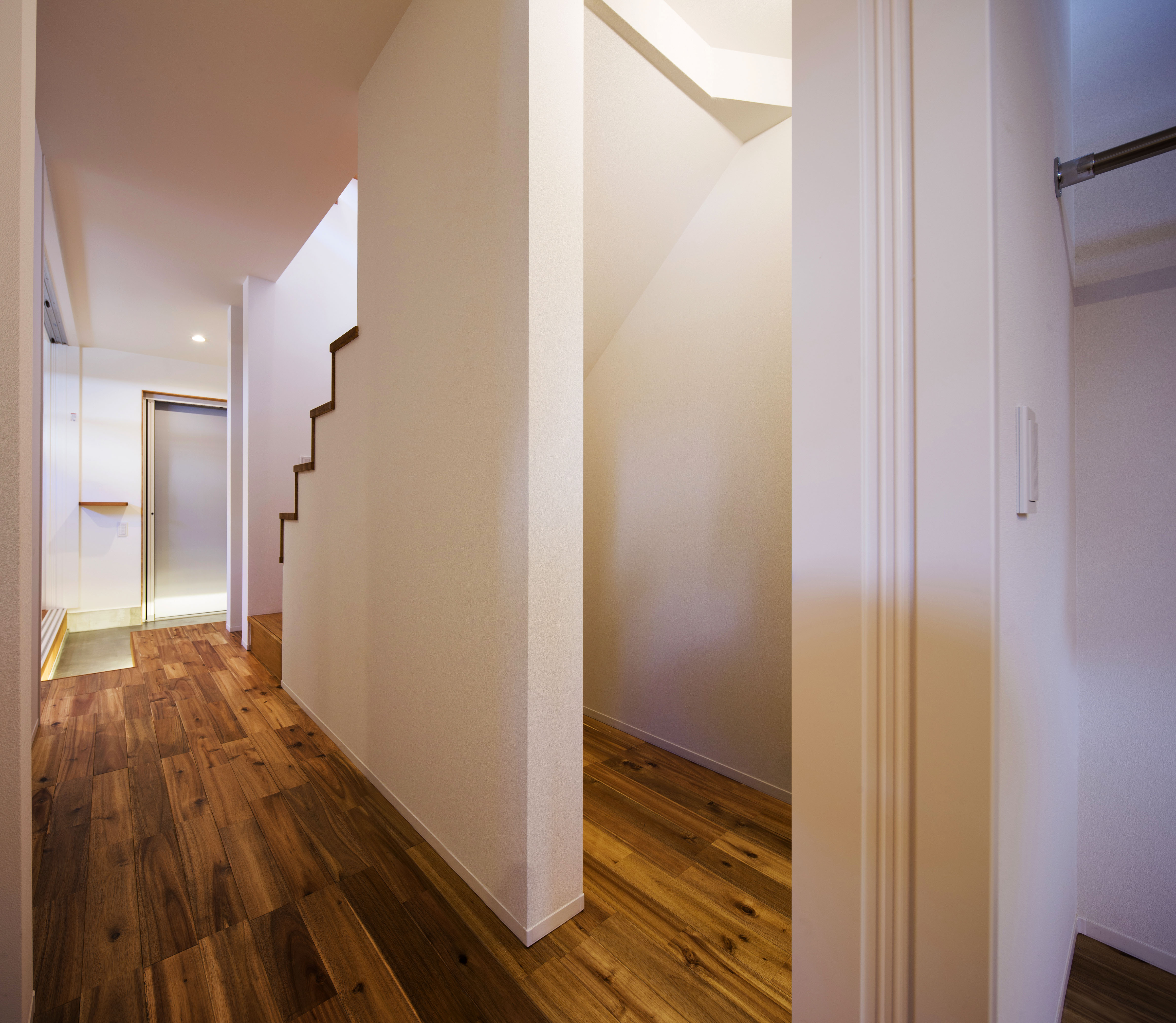 スペースを無駄にしない階段下収納