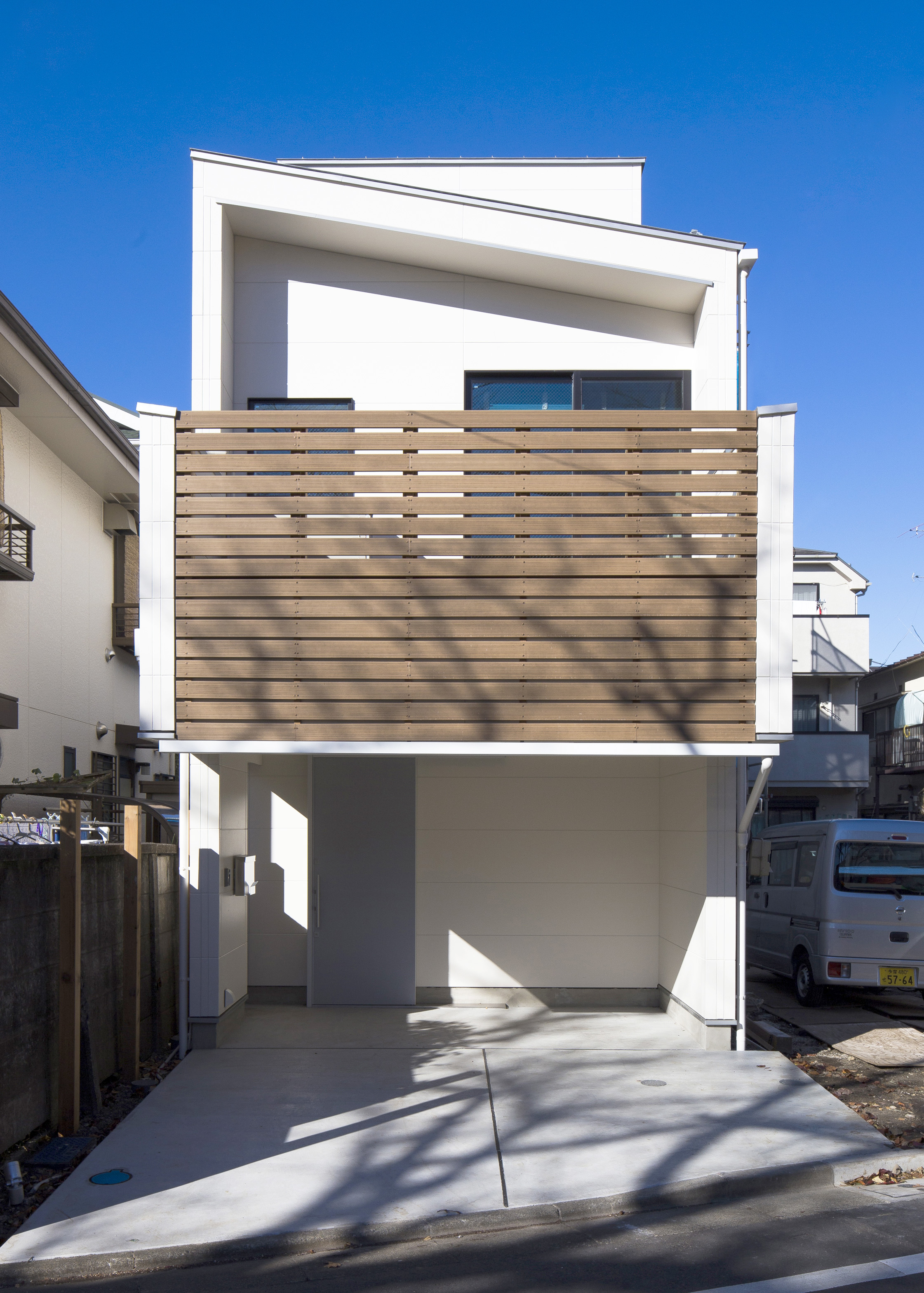 社に沿う桜並木に建つカリフォルニアモダンな家