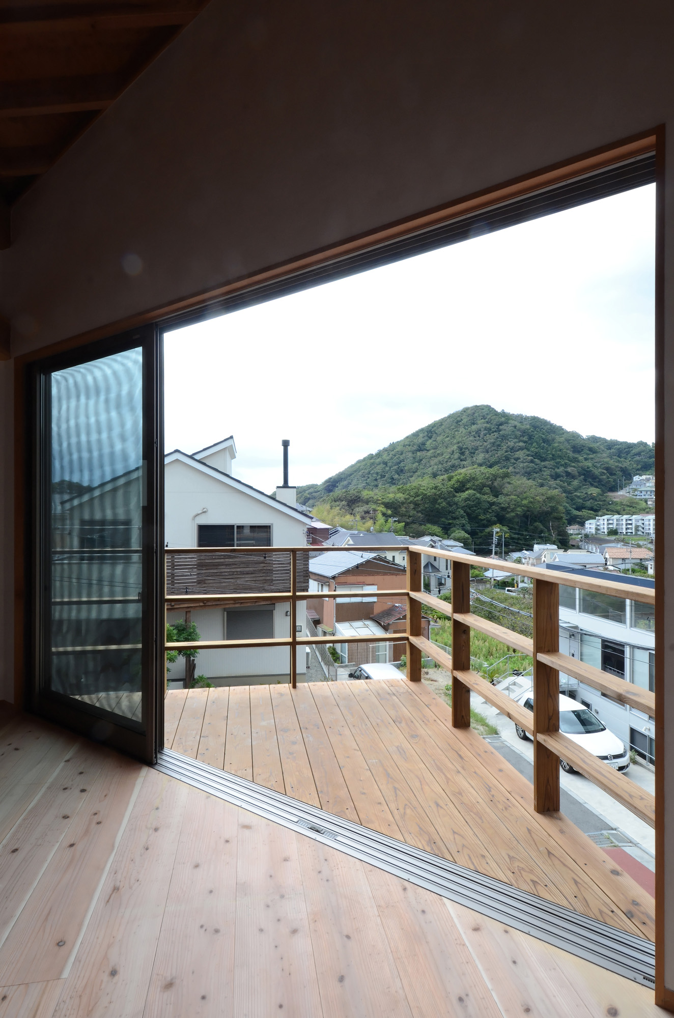 リビングからつながるバルコニーと西側の眺望