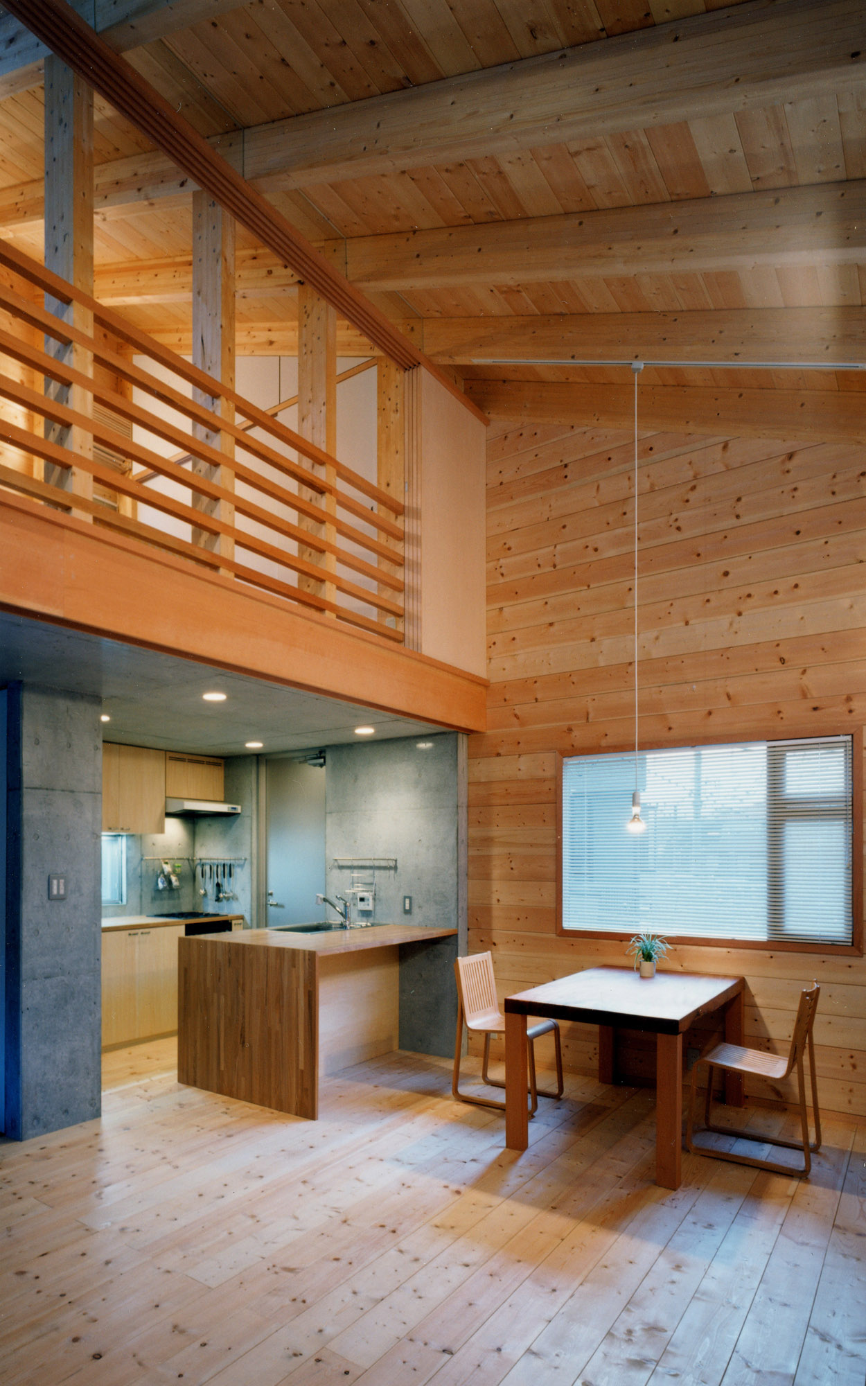 リビングからダイニングキッチンを見る