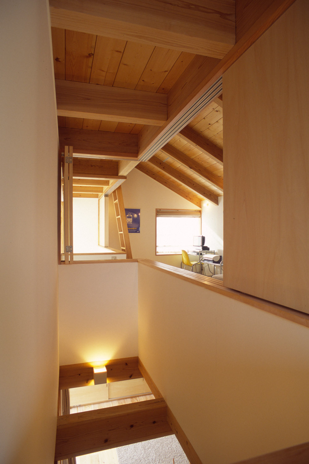 林立する柱の夜景（夜）