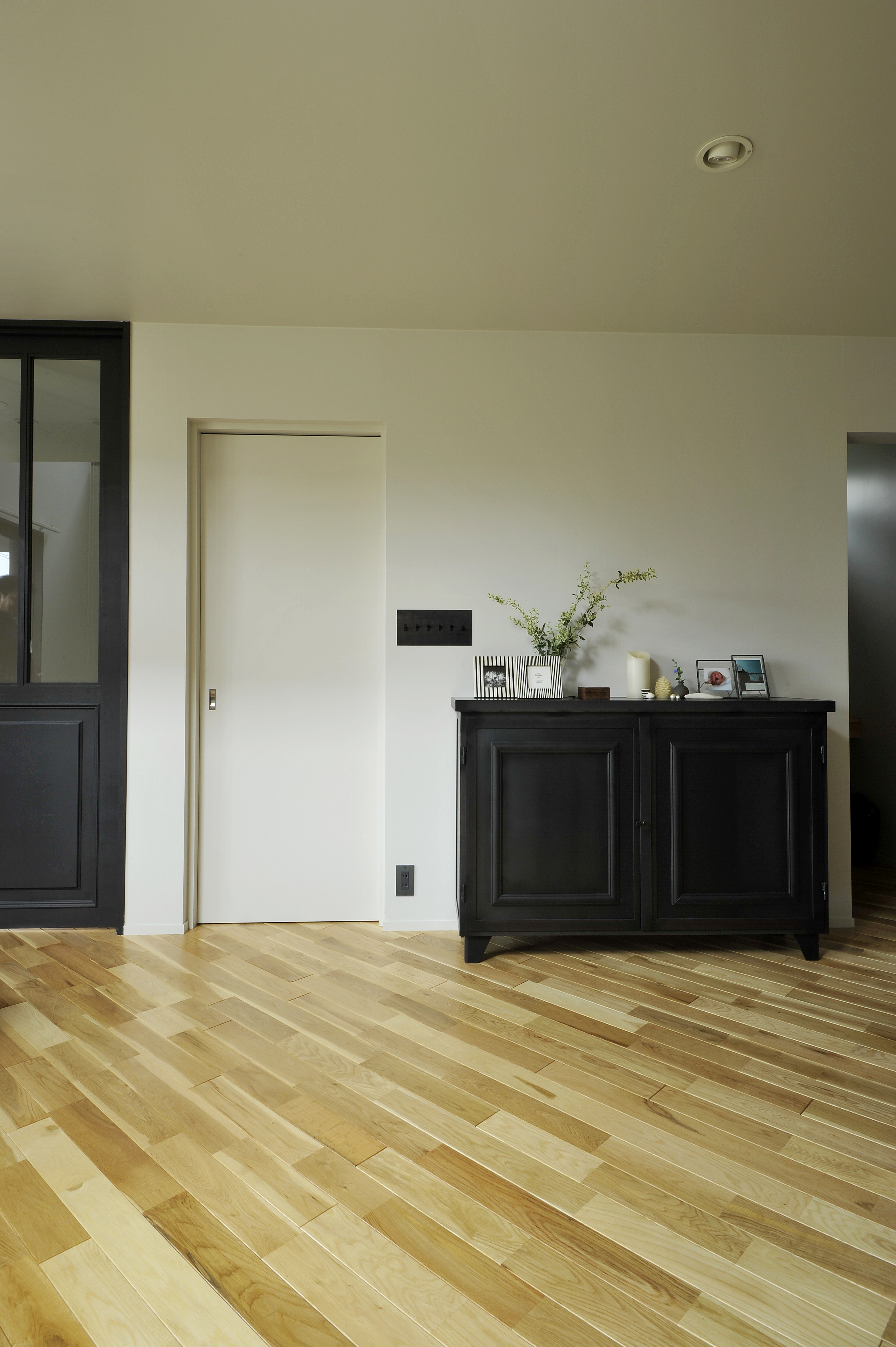 オーダーのアイアンシェルフが引き立つＬＤＫ