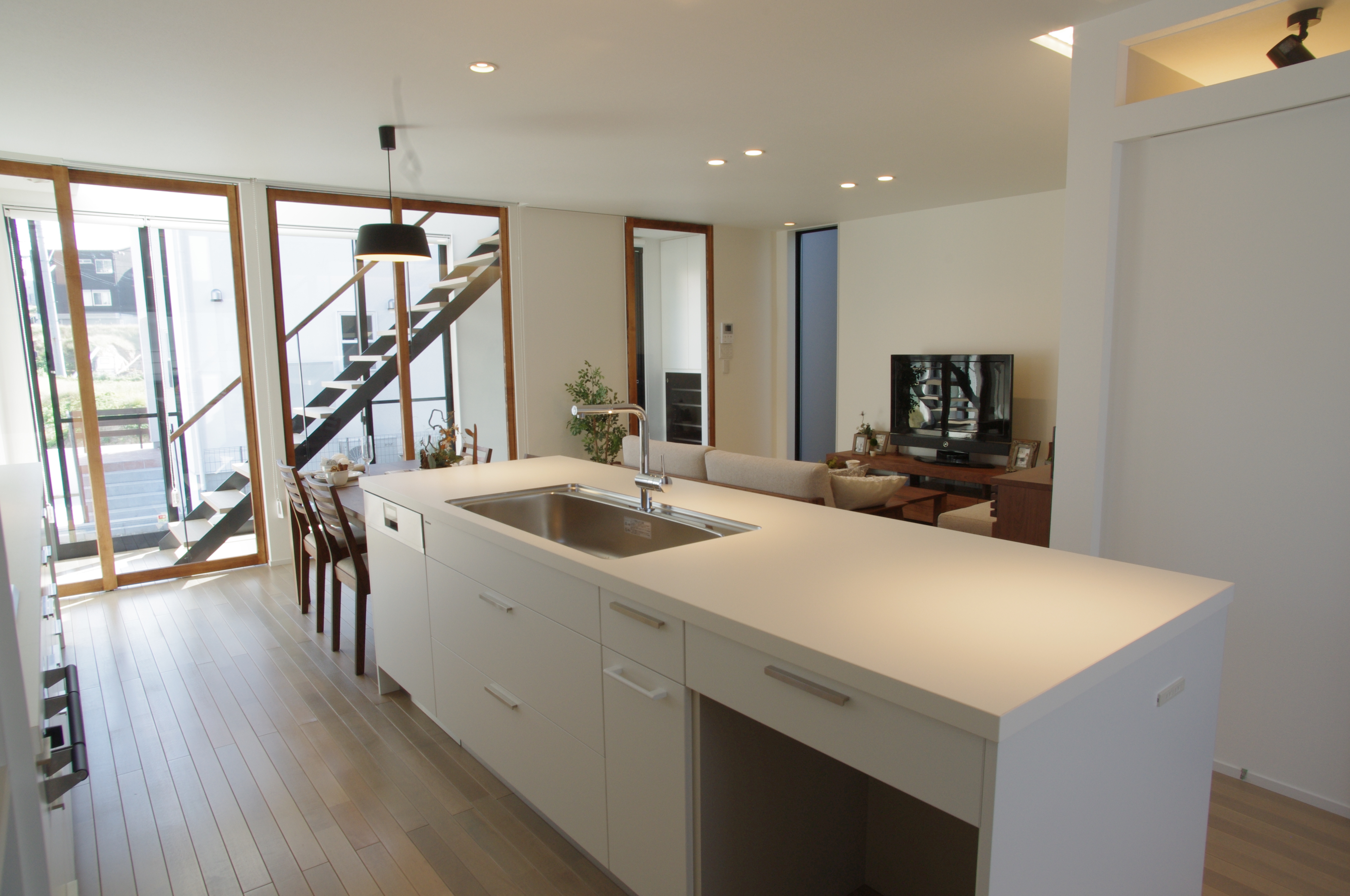 窓に挟まれた階段がユニークな間取り