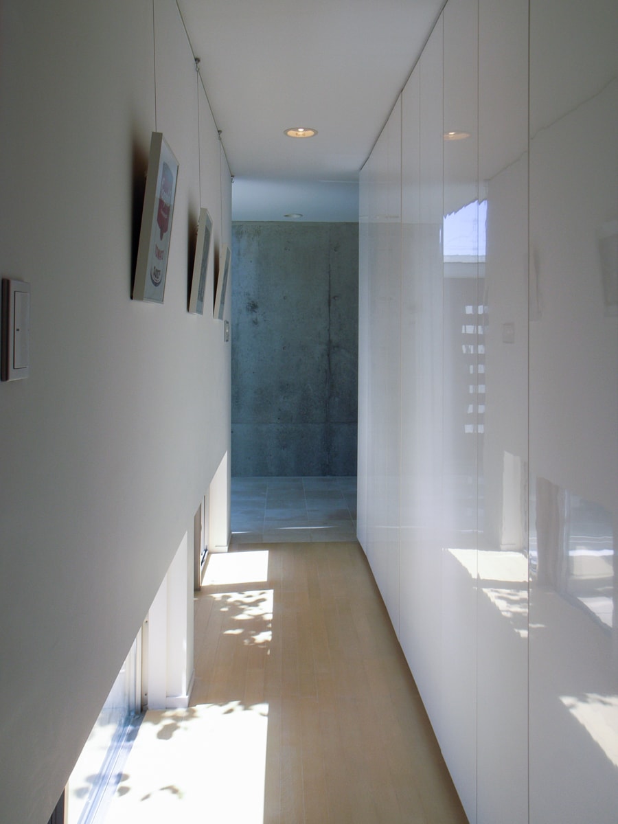 リビング側から玄関ホールを見返す