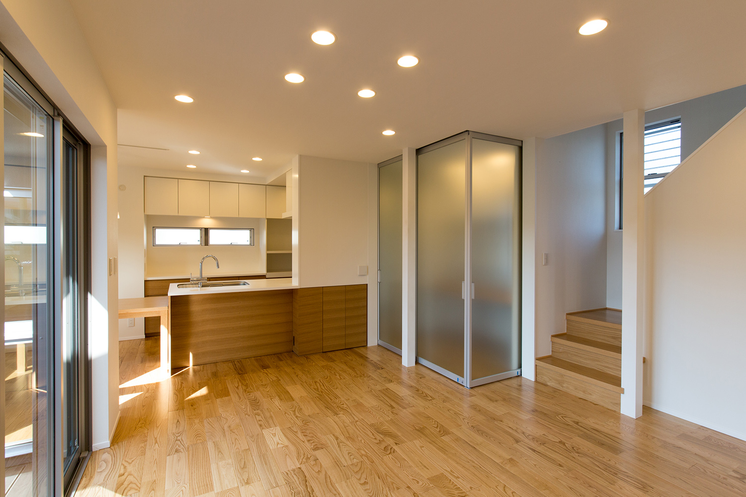 ウッドデッキに面したリビング