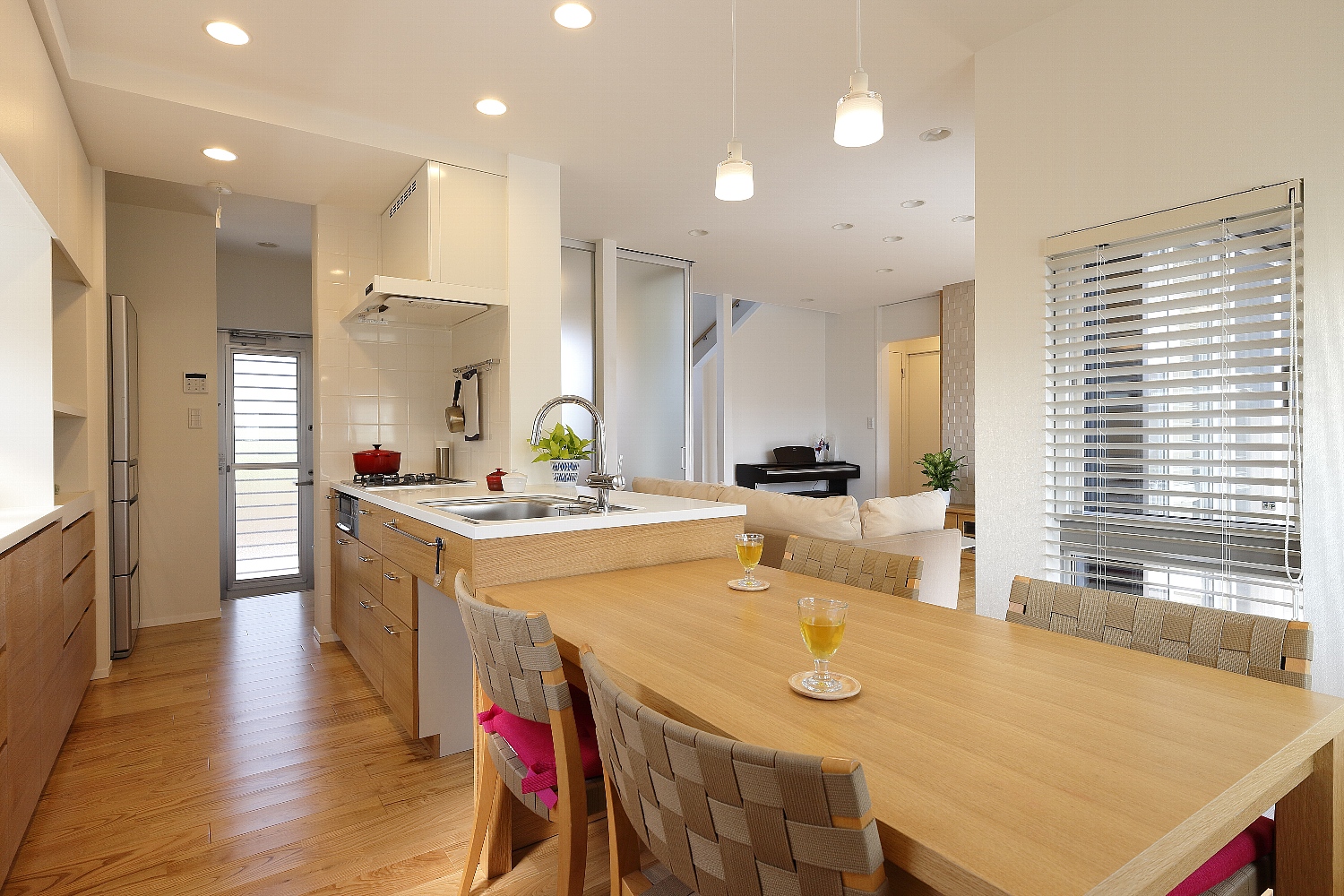 キッチンと連続するダイニング