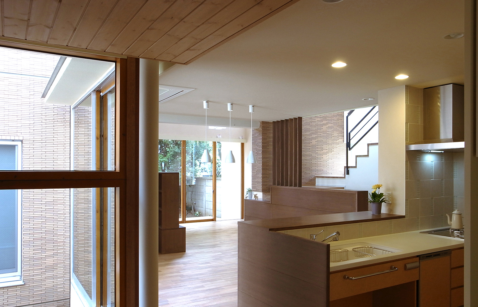 ワークスペースから見た雁行するダイニング・リビング