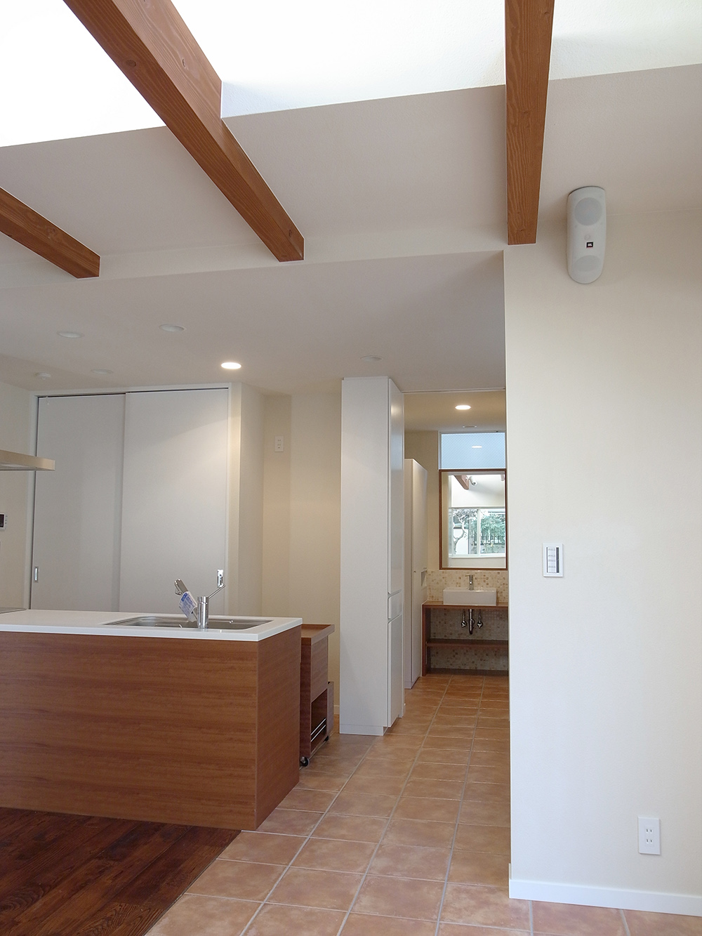 キッチン脇の洗面室