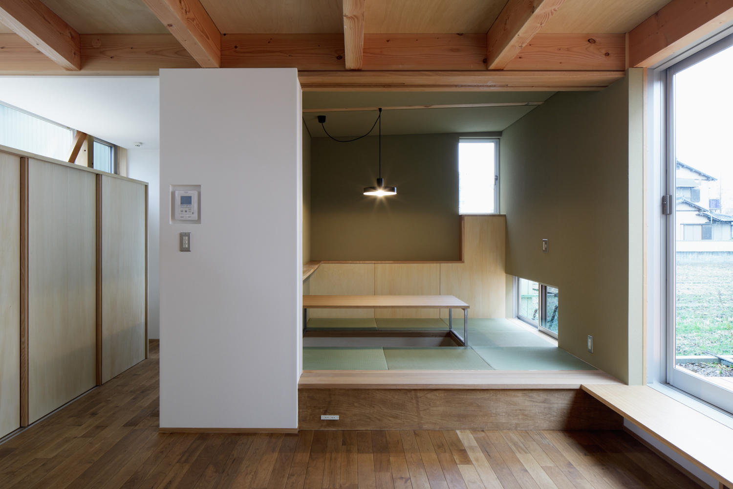 インナーリビングから畳敷きのダイニングをのぞむ