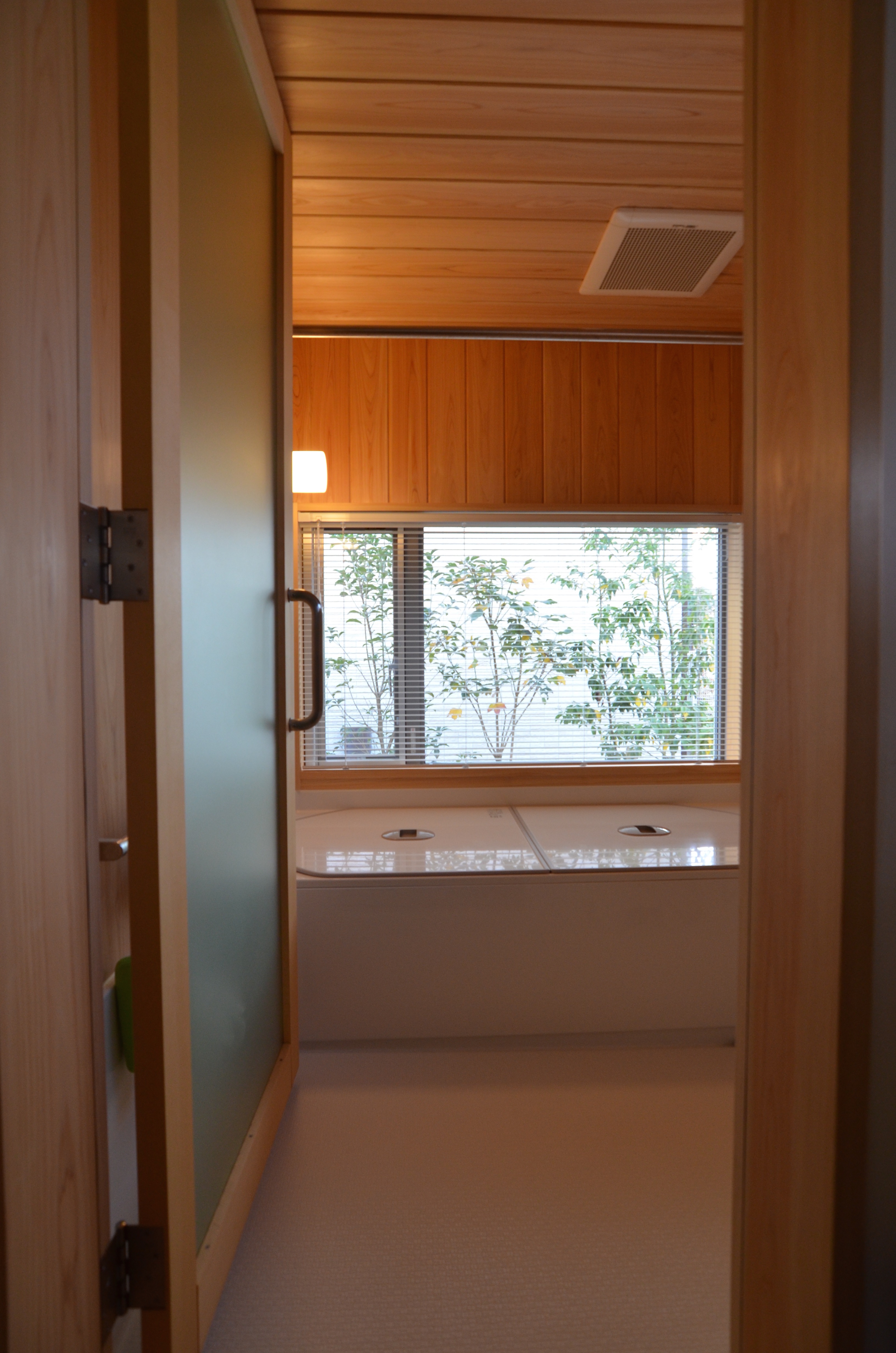 サワラ板貼りのハーフユニットバス