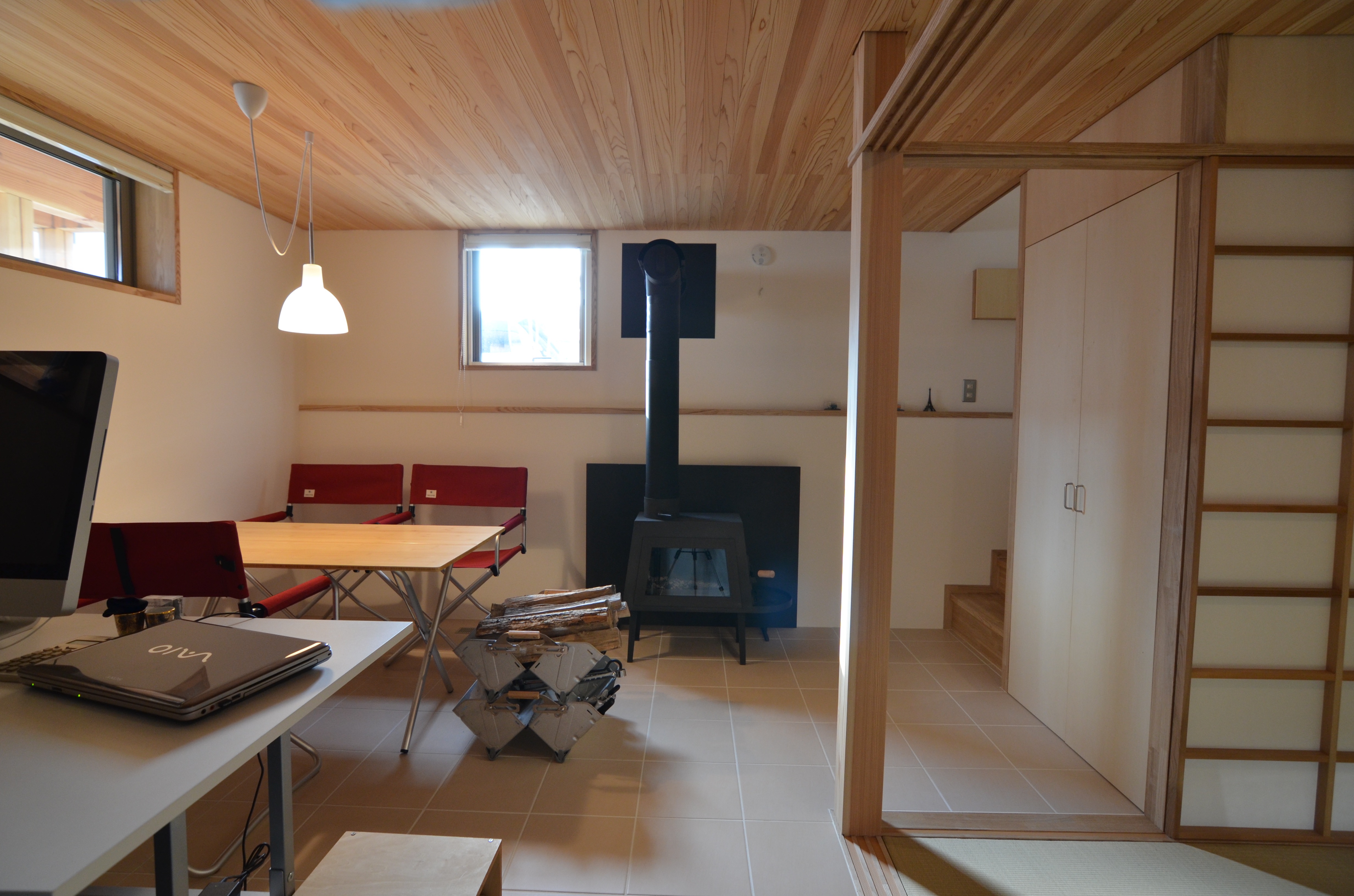 薪ストーブのある半地下空間