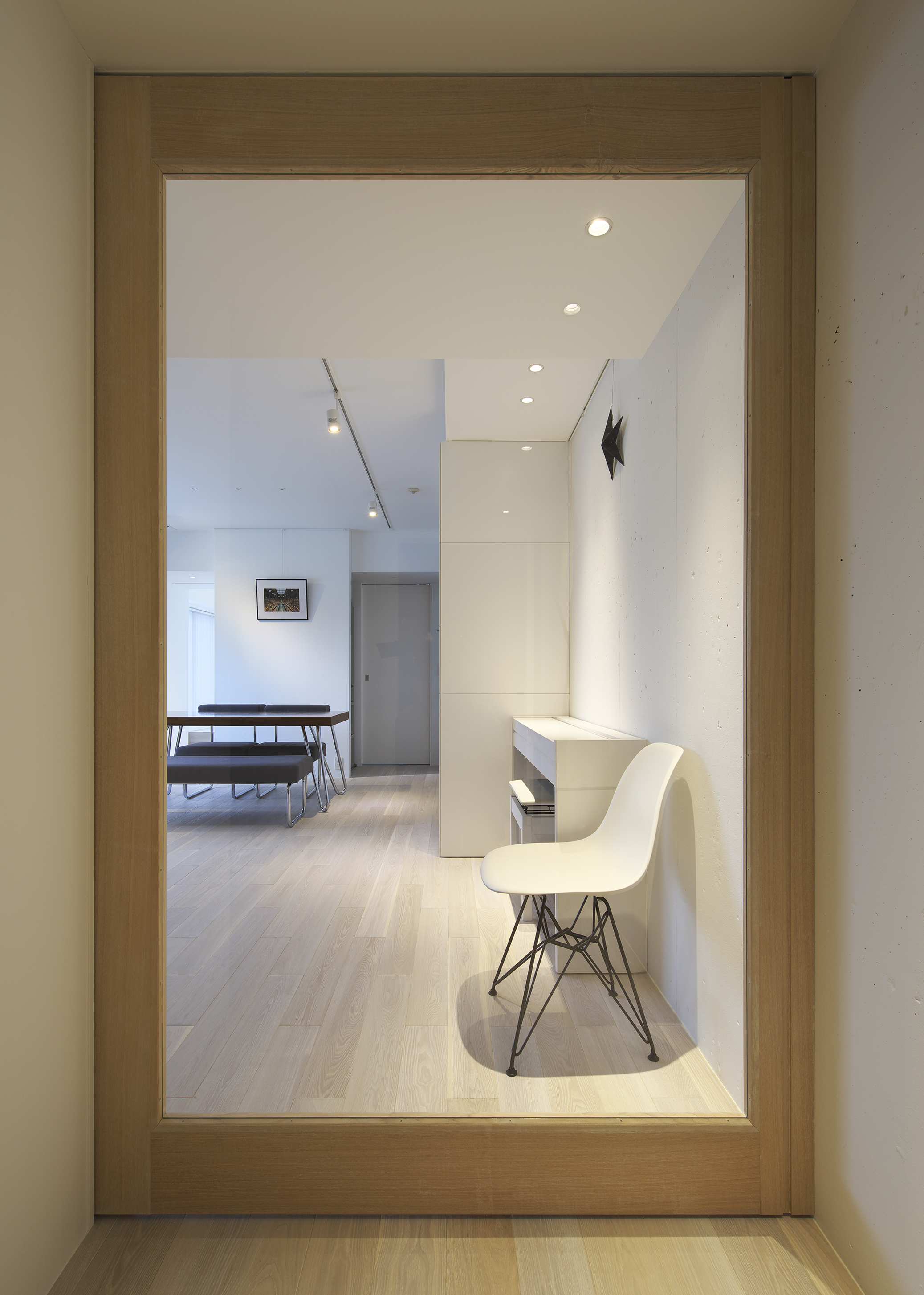 リビングの気配を切り取る額縁のようなリビングドア