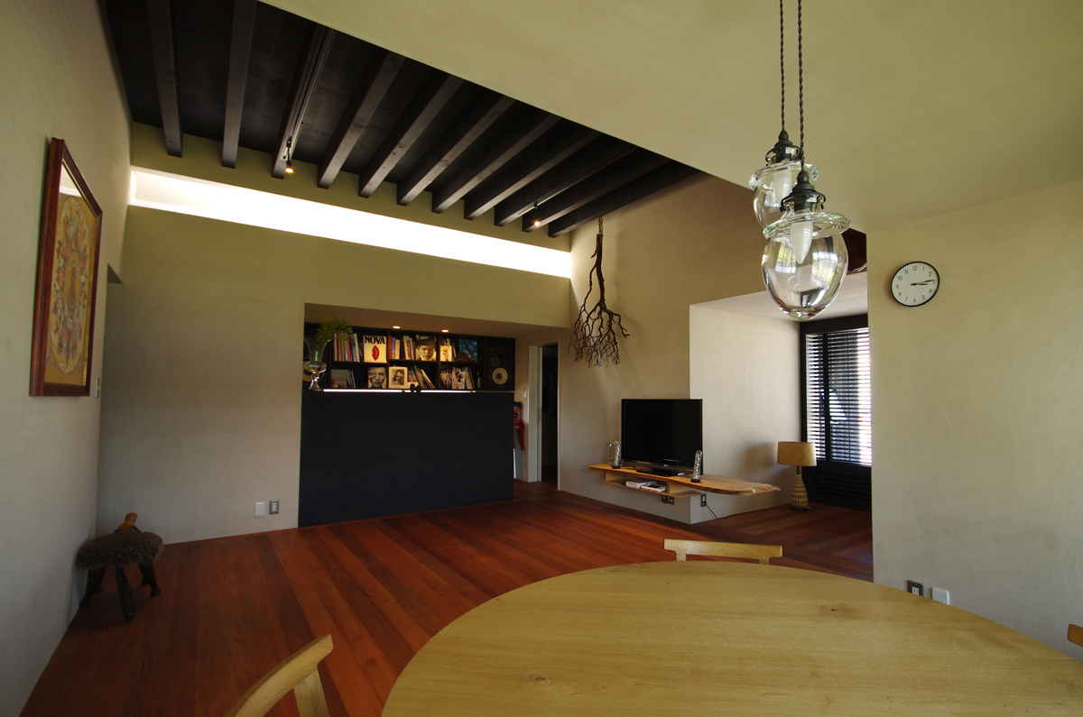 居場所は自在、リビングを中心に多様で居心地の良い居場所。