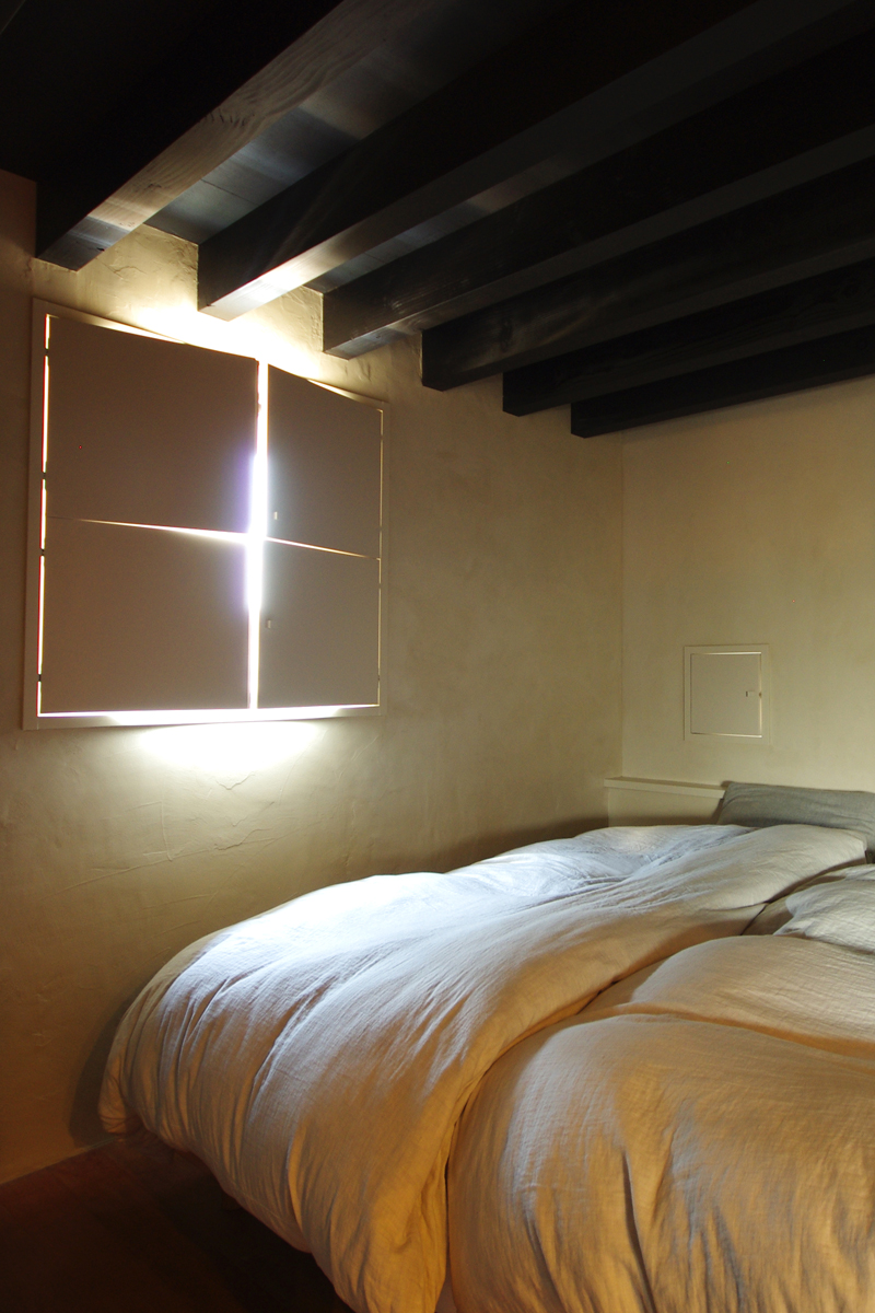 建具が作る光の十字架