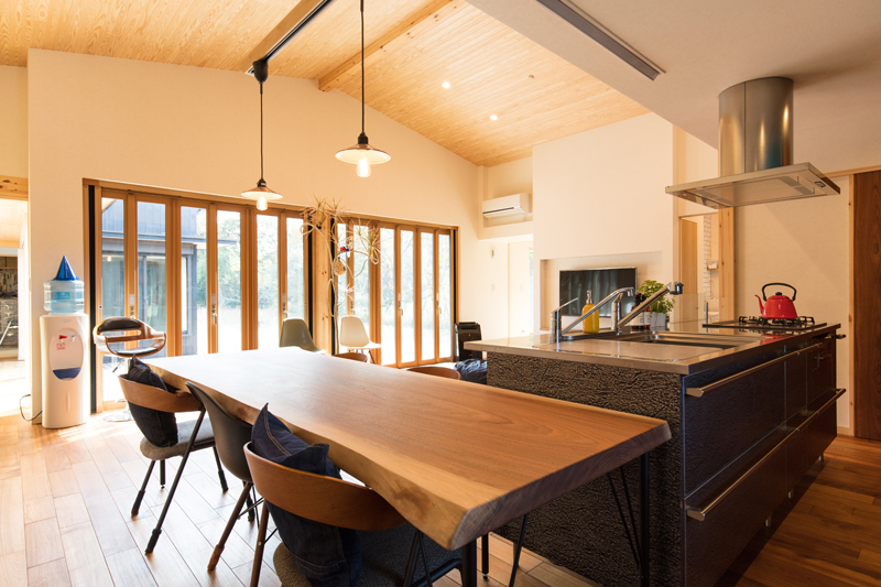 天井高3.4mの広々リビング