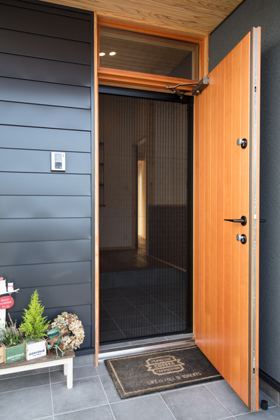 品格をもたらす木製ドア