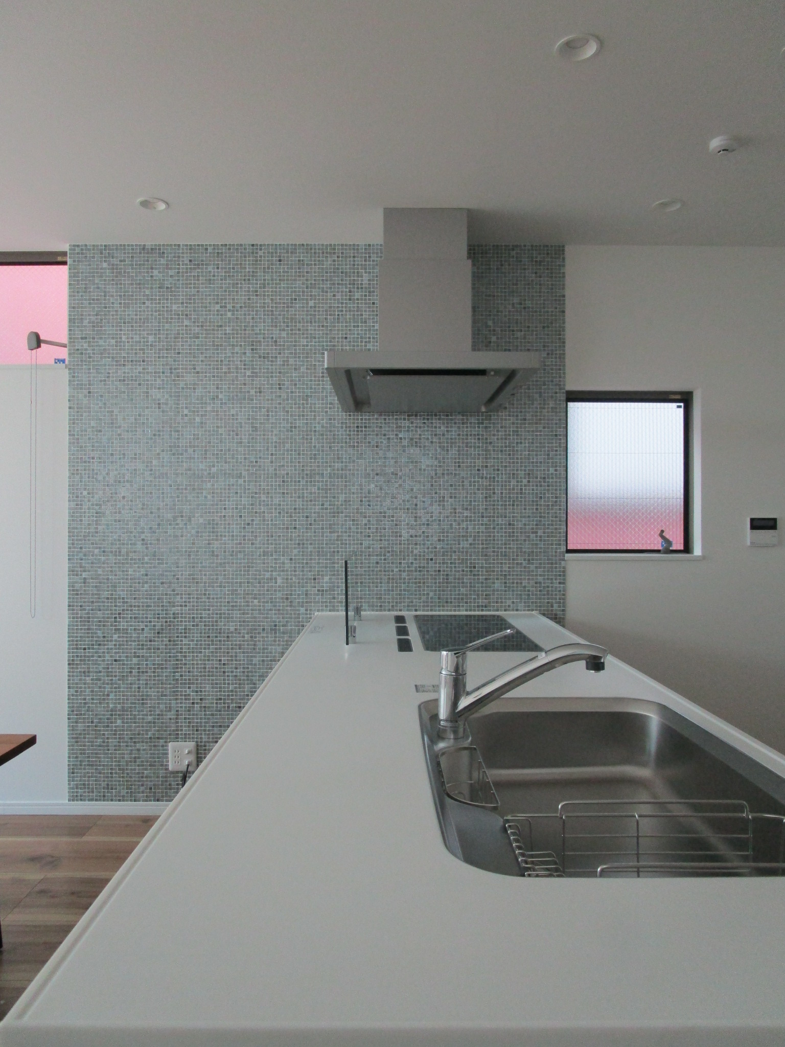 キッチン脇のモザイクタイル。表情豊かです。