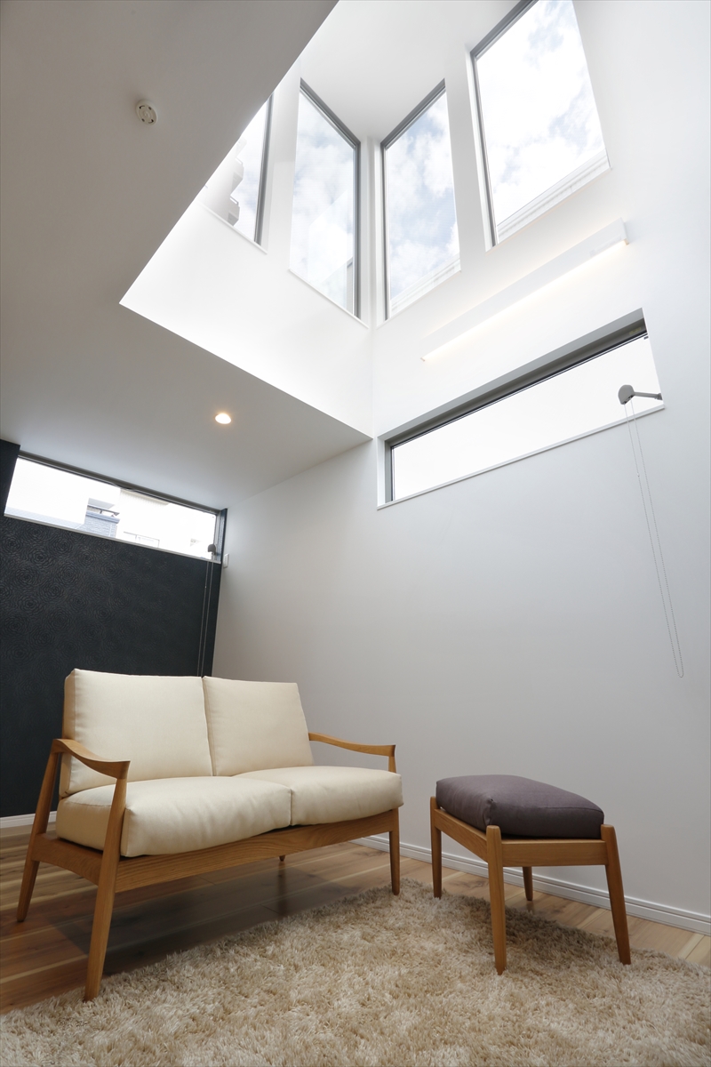 吹き抜け＋ハイサイド窓を通して、光が差し込んできます。