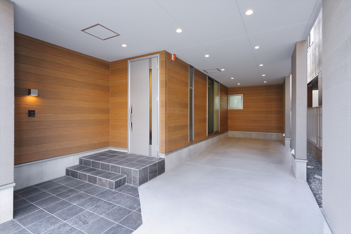 木目が優しいアプローチまわり。 駐車場として2台確保できます。