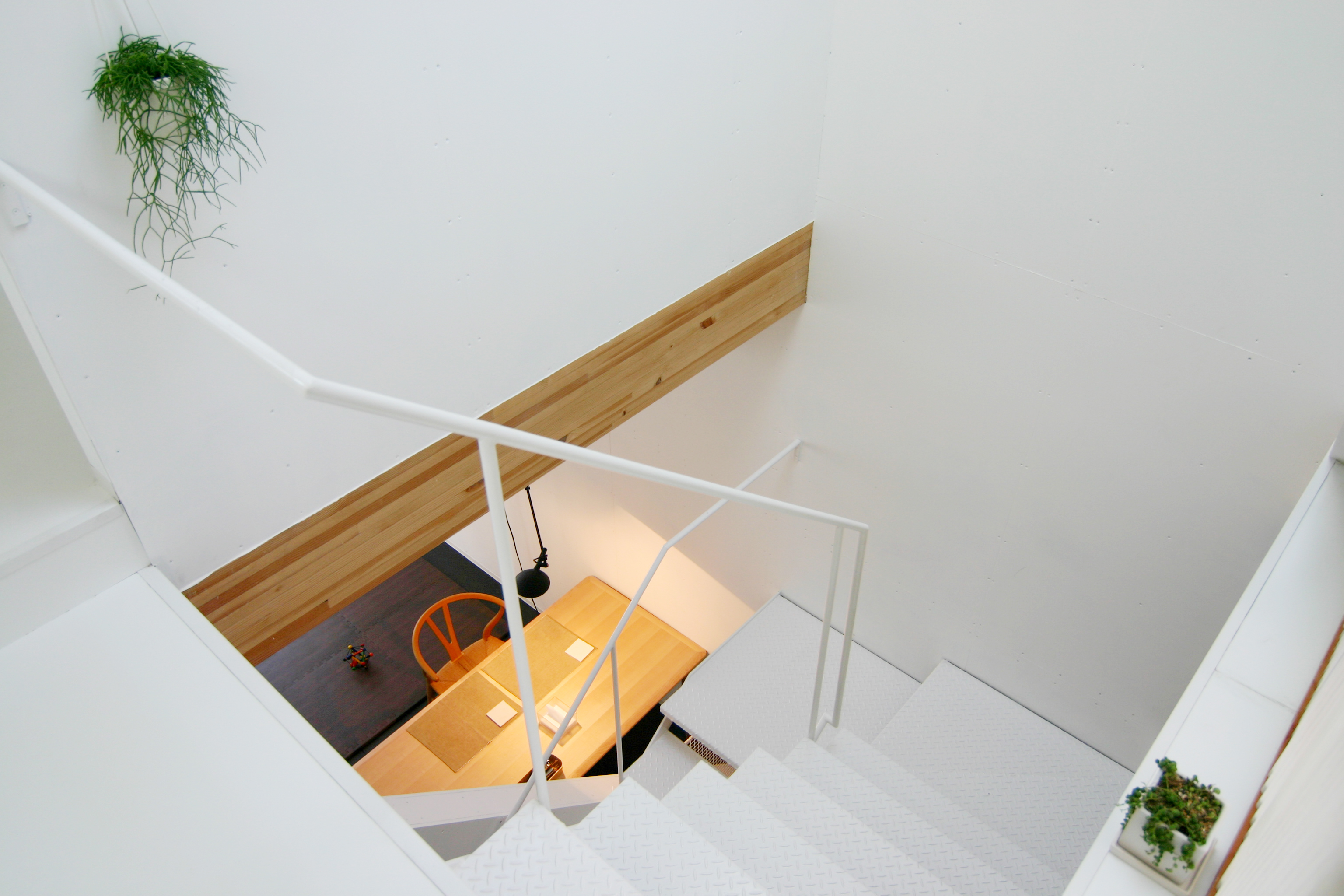 ３階から階段越しにダイニングをみる