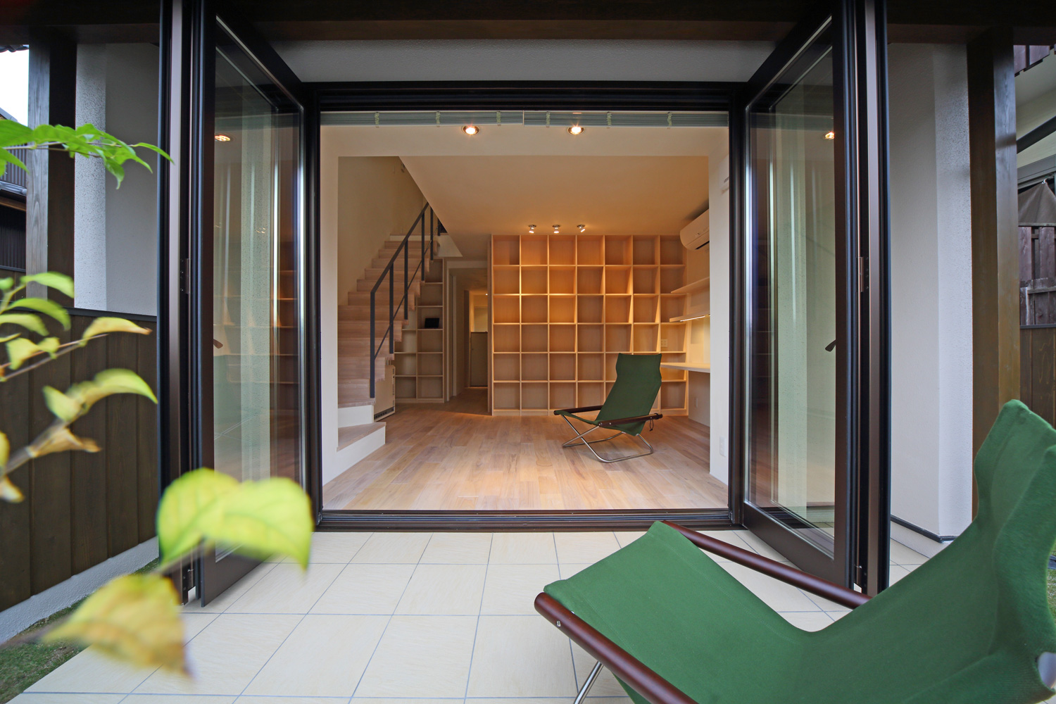 テラスから書斎を望む