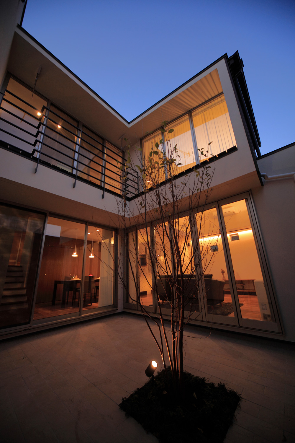 テラスから室内を見る