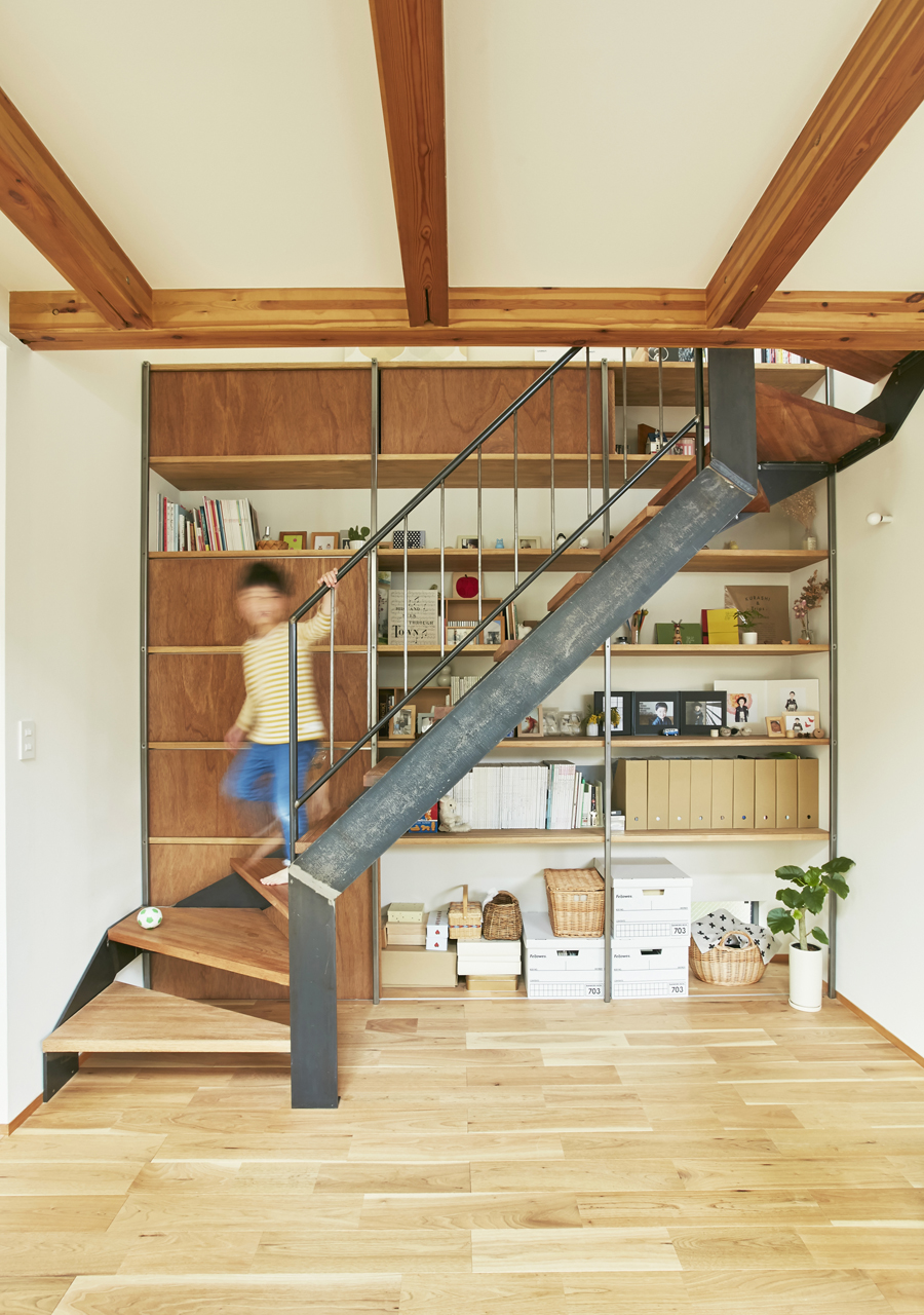 三角屋根と中庭の家