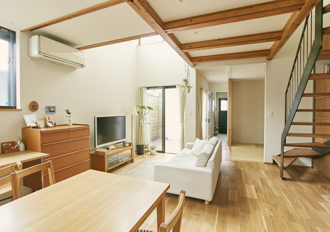 三角屋根と中庭の家