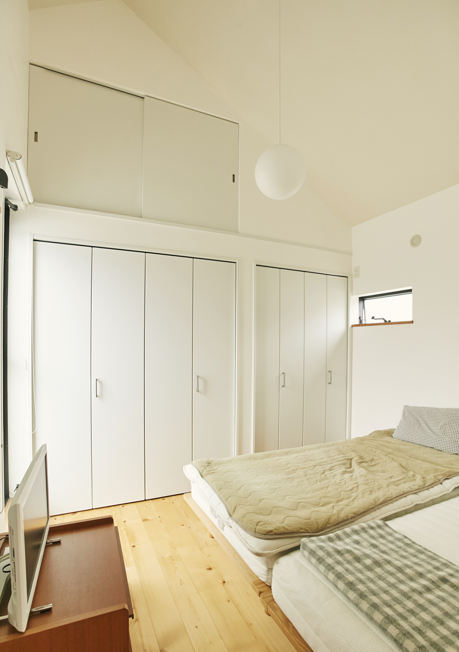 三角屋根と中庭の家