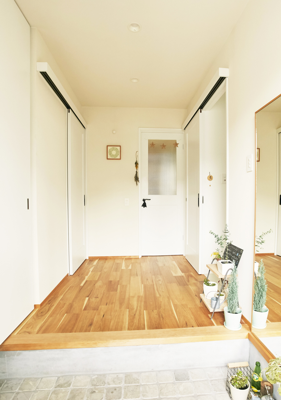 三角屋根と中庭の家