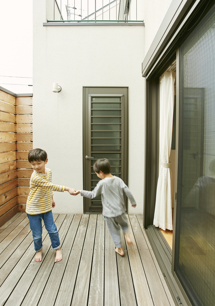 三角屋根と中庭の家