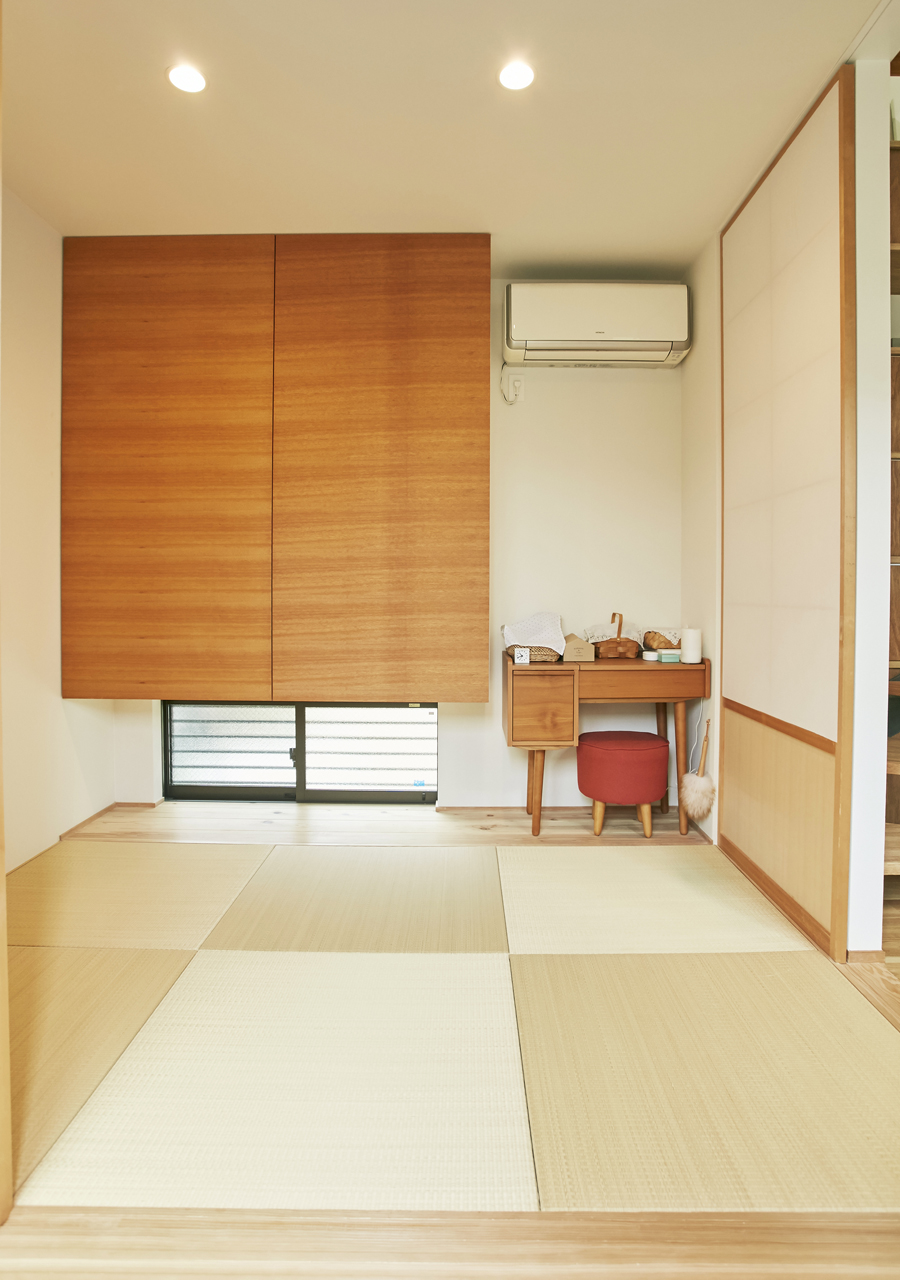 三角屋根と中庭の家