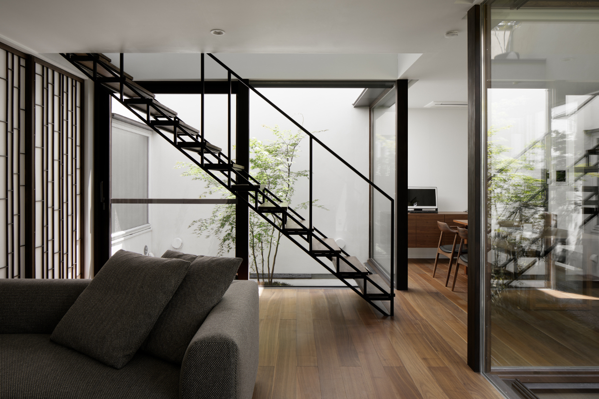 リビングと坪庭（バスコート）