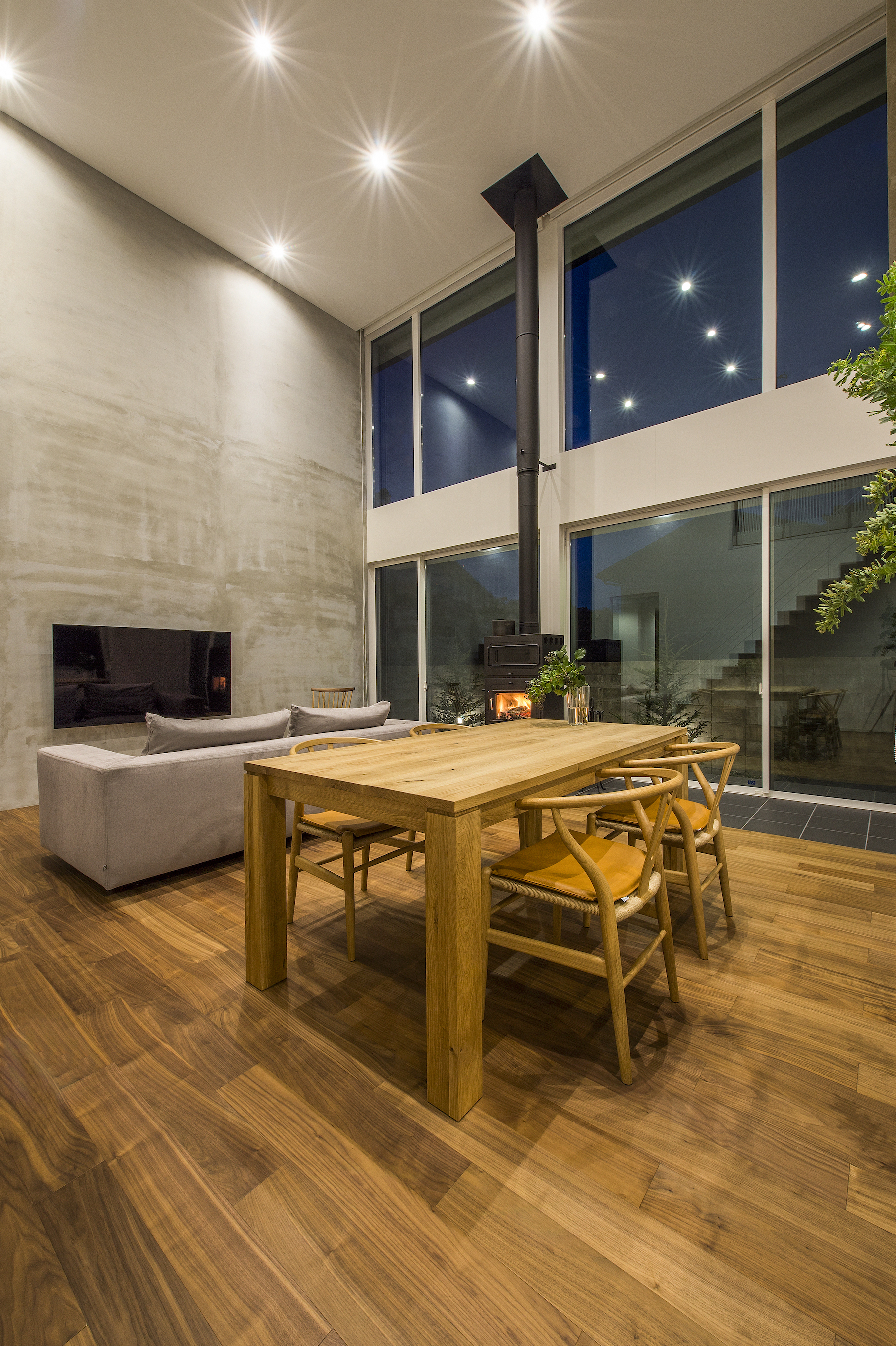 照明で表情を変える素材